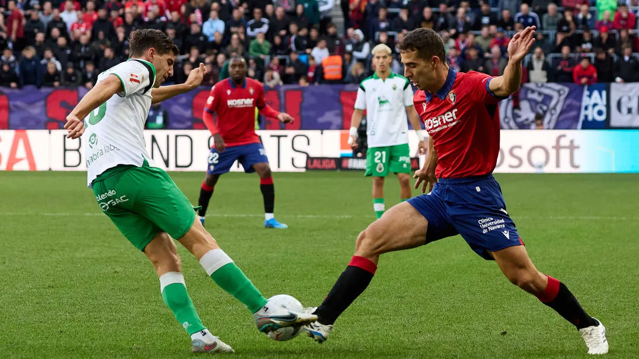 Matteo Prati (18. RAC) y Asier Osambela (29. OSA) disputan el bal&oacute;n durante el partido de f&uacute;tbol de LaLiga EA Sports entre CA Osasuna y Racing de Santander disputado en el estadio El Sadar de Pamplona I&Ntilde;IGO ALZUGARAY
