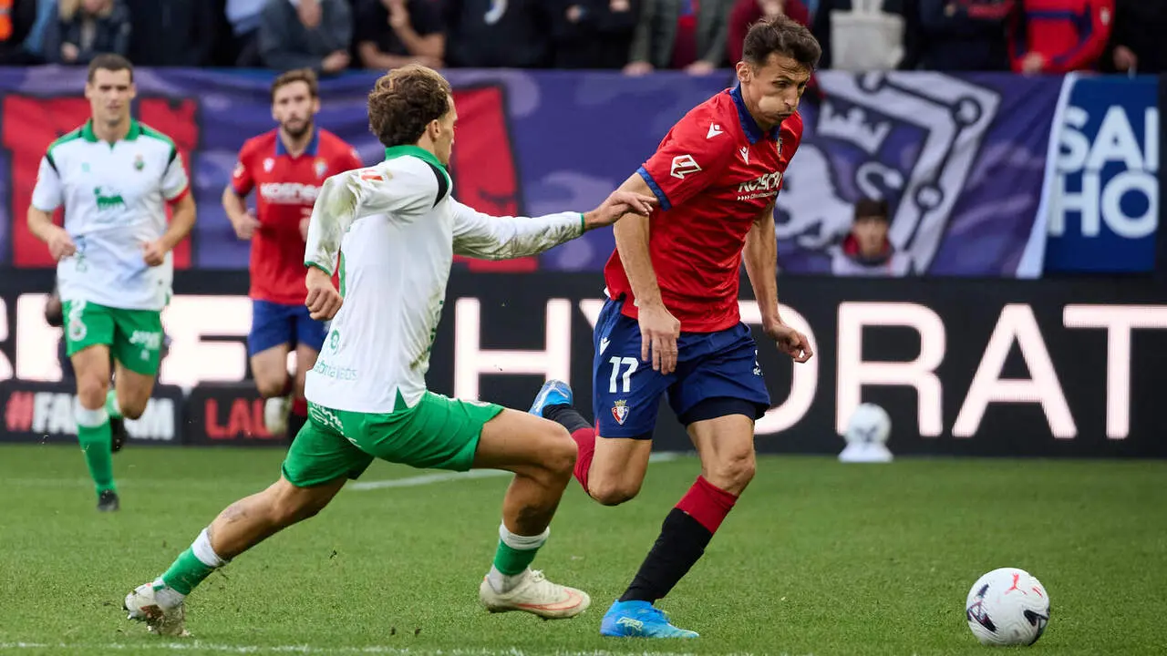 Ante Budimir (17. OSA) (Dcha) regatea a Pablo Ram&oacute;n (5. RAC) (Izda) durante el partido de f&uacute;tbol de LaLiga EA Sports entre CA Osasuna y Racing de Santander disputado en el estadio El Sadar de Pamplona I&Ntilde;IGO ALZUGARAY