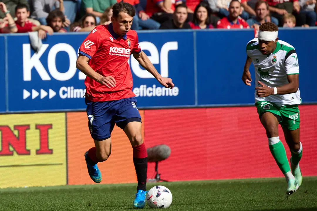 Ante Budimir (17. OSA) en acci&oacute;n durante el partido de f&uacute;tbol de LaLiga EA Sports entre CA Osasuna y Racing de Santander disputado en el estadio El Sadar de Pamplona En la imagen tambi&eacute;n aparece Jeanu&euml;l Belocian (24. RAC). I&Ntilde;IGO ALZUGARAY