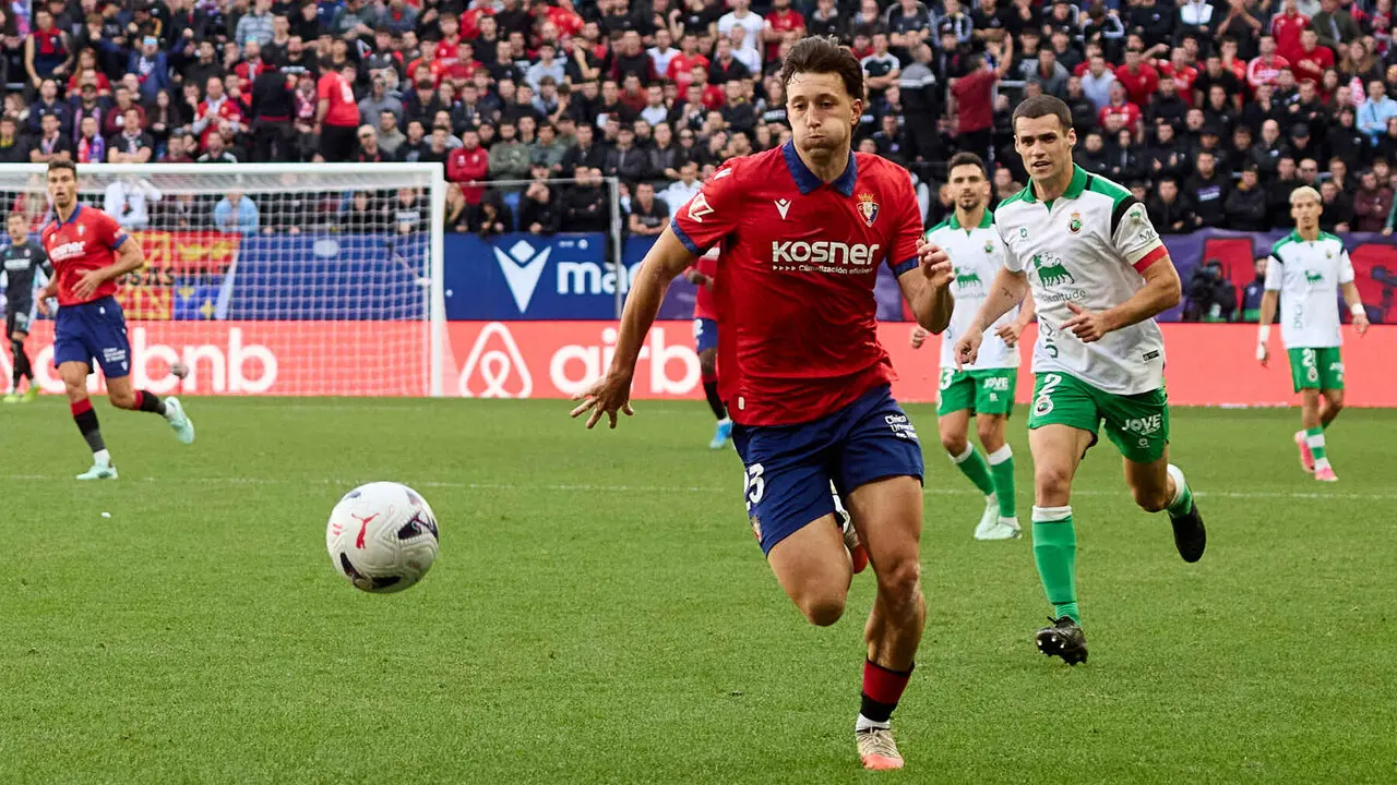Abel Bretones (23. OSA) en acci&oacute;n durante el partido de f&uacute;tbol de LaLiga EA Sports entre CA Osasuna y Racing de Santander disputado en el estadio El Sadar de Pamplona En la imagen tambi&eacute;n aparece &Aacute;lvaro Mantilla (2. RAC). I&Ntilde;IGO ALZUGARAY