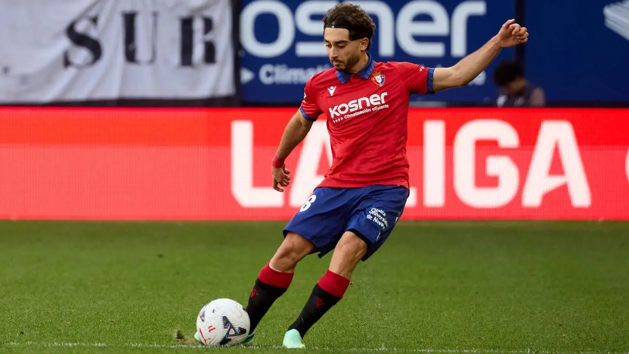 Ra&uacute;l Moro (18. OSA) en acci&oacute;n durante el partido de f&uacute;tbol de LaLiga EA Sports entre CA Osasuna y Racing de Santander disputado en el estadio El Sadar de Pamplona I&Ntilde;IGO ALZUGARAY
