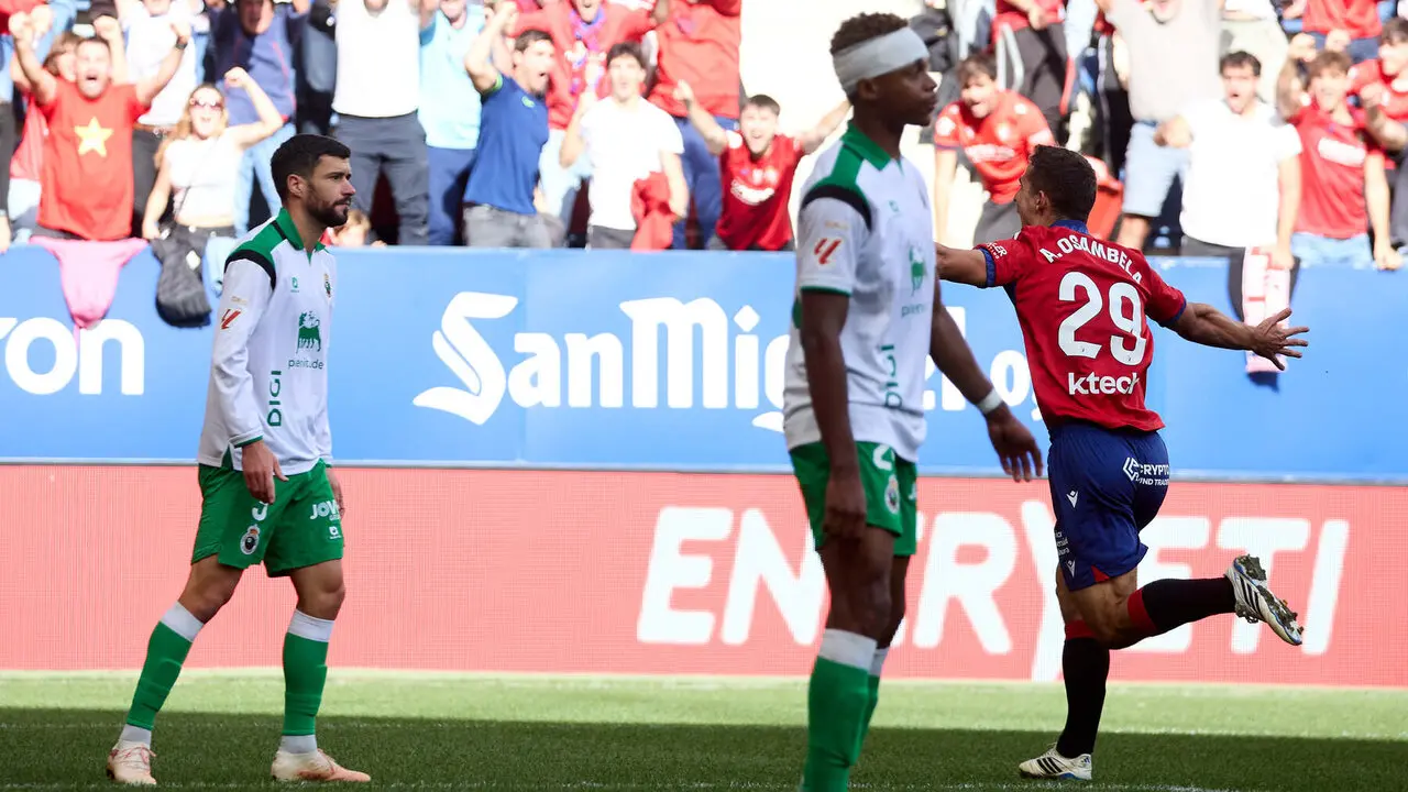 Asier Osambela (29. OSA) celebra el gol que ha marcado para CA Osasuna (2-0) durante el partido de f&uacute;tbol de LaLiga EA Sports entre CA Osasuna y Racing de Santander disputado en el estadio El Sadar de Pamplona En la imagen tambi&eacute;n aparecen Jeanu&euml;l Belocian (24. RAC) y Aar&oacute;n Mart&iacute;n (3. RAC). I&Ntilde;IGO ALZUGARAY