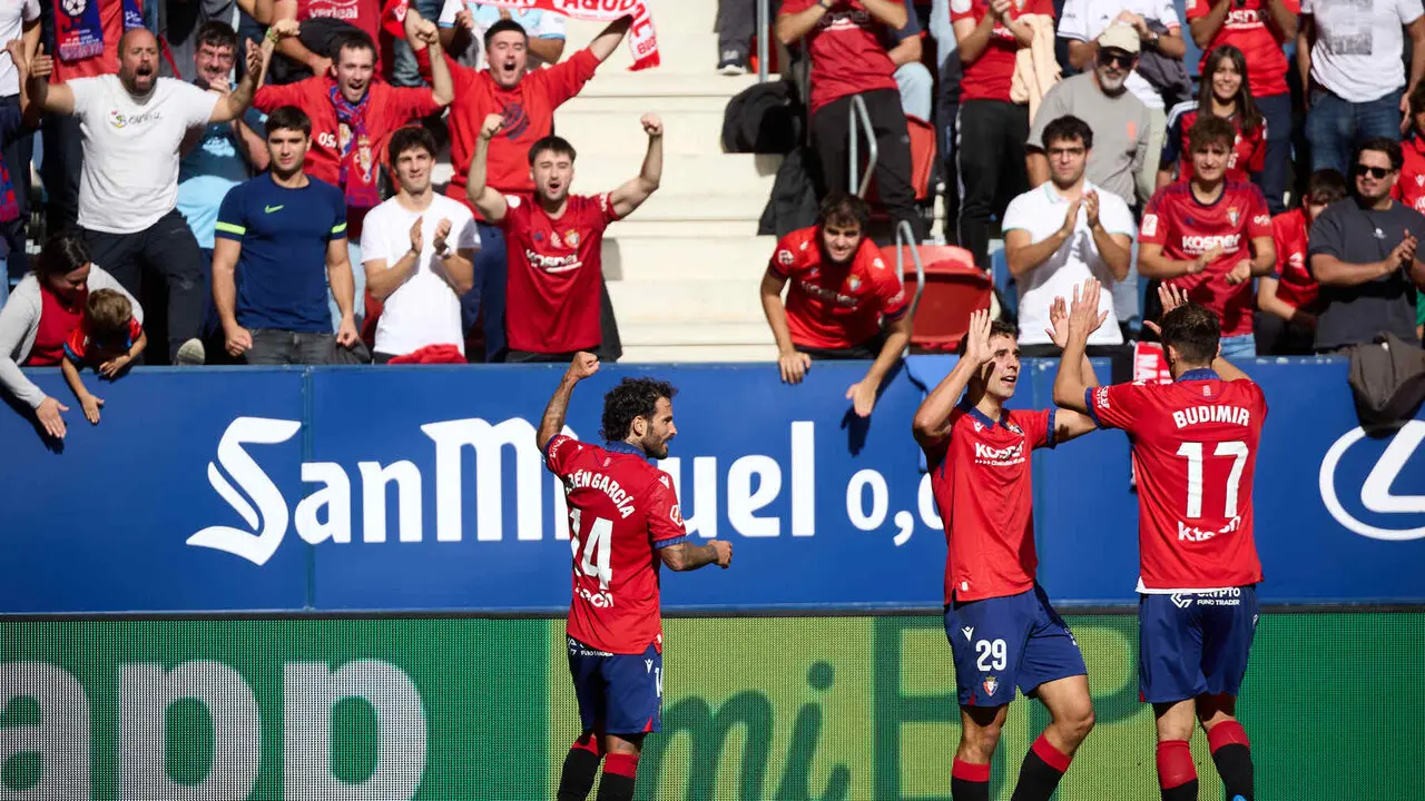 Rub&eacute;n Garc&iacute;a (14. OSA), Asier Osambela (29. OSA) y Ante Budimir (17. OSA) celebran el gol de Asier Osambela (29. OSA) para CA Osasuna (2-0) durante el partido de f&uacute;tbol de LaLiga EA Sports entre CA Osasuna y Racing de Santander disputado en el estadio El Sadar de Pamplona I&Ntilde;IGO ALZUGARAY