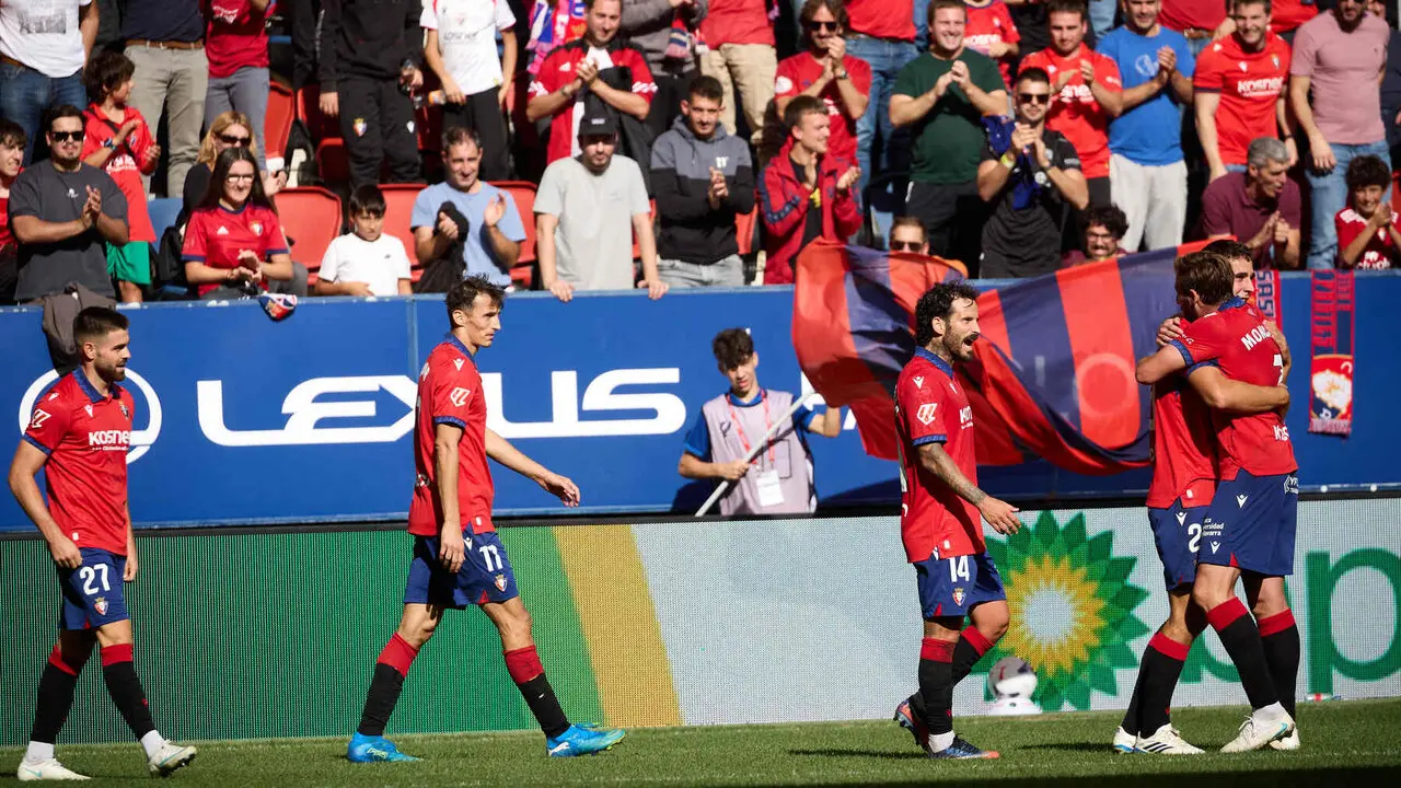 I&ntilde;igo Arguibide (27. OSA), Ante Budimir (17. OSA), Rub&eacute;n Garc&iacute;a (14. OSA), Asier Osambela (29. OSA) y Jon Moncayola (7. OSA) celebran el gol de Asier Osambela (29. OSA) para CA Osasuna (2-0) durante el partido de f&uacute;tbol de LaLiga EA Sports entre CA Osasuna y Racing de Santander disputado en el estadio El Sadar de Pamplona I&Ntilde;IGO ALZUGARAY