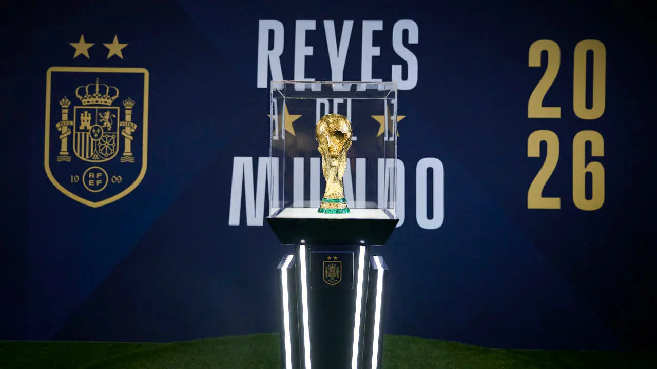 Inauguraci&oacute;n de la exposici&oacute;n 'Reyes del Mundo', organizada por la Real Federaci&oacute;n Espa&ntilde;ola de F&uacute;tbol (RFEF) en Baluarte. PABLO LASAOSA