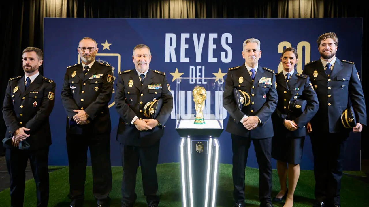 Inauguraci&oacute;n de la exposici&oacute;n 'Reyes del Mundo', organizada por la Real Federaci&oacute;n Espa&ntilde;ola de F&uacute;tbol (RFEF) en Baluarte. PABLO LASAOSA