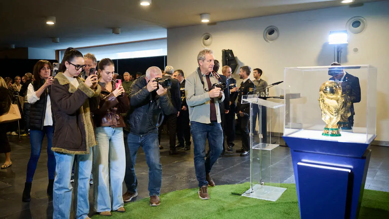 Inauguraci&oacute;n de la exposici&oacute;n 'Reyes del Mundo', organizada por la Real Federaci&oacute;n Espa&ntilde;ola de F&uacute;tbol (RFEF) en Baluarte. PABLO LASAOSA