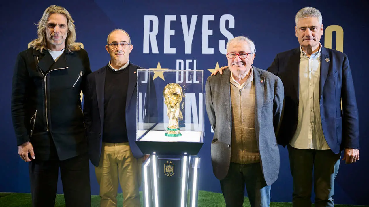 Inauguraci&oacute;n de la exposici&oacute;n 'Reyes del Mundo', organizada por la Real Federaci&oacute;n Espa&ntilde;ola de F&uacute;tbol (RFEF) en Baluarte. PABLO LASAOSA