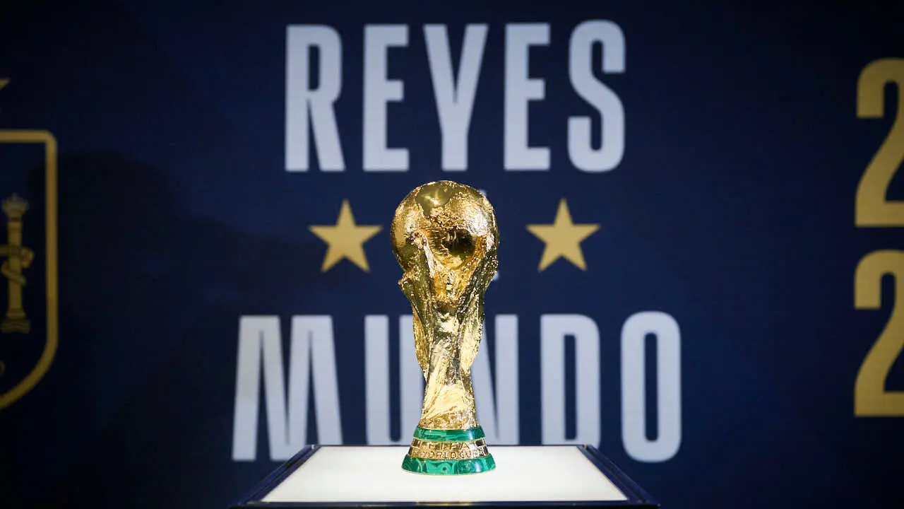 Inauguraci&oacute;n de la exposici&oacute;n 'Reyes del Mundo', organizada por la Real Federaci&oacute;n Espa&ntilde;ola de F&uacute;tbol (RFEF) en Baluarte. PABLO LASAOSA