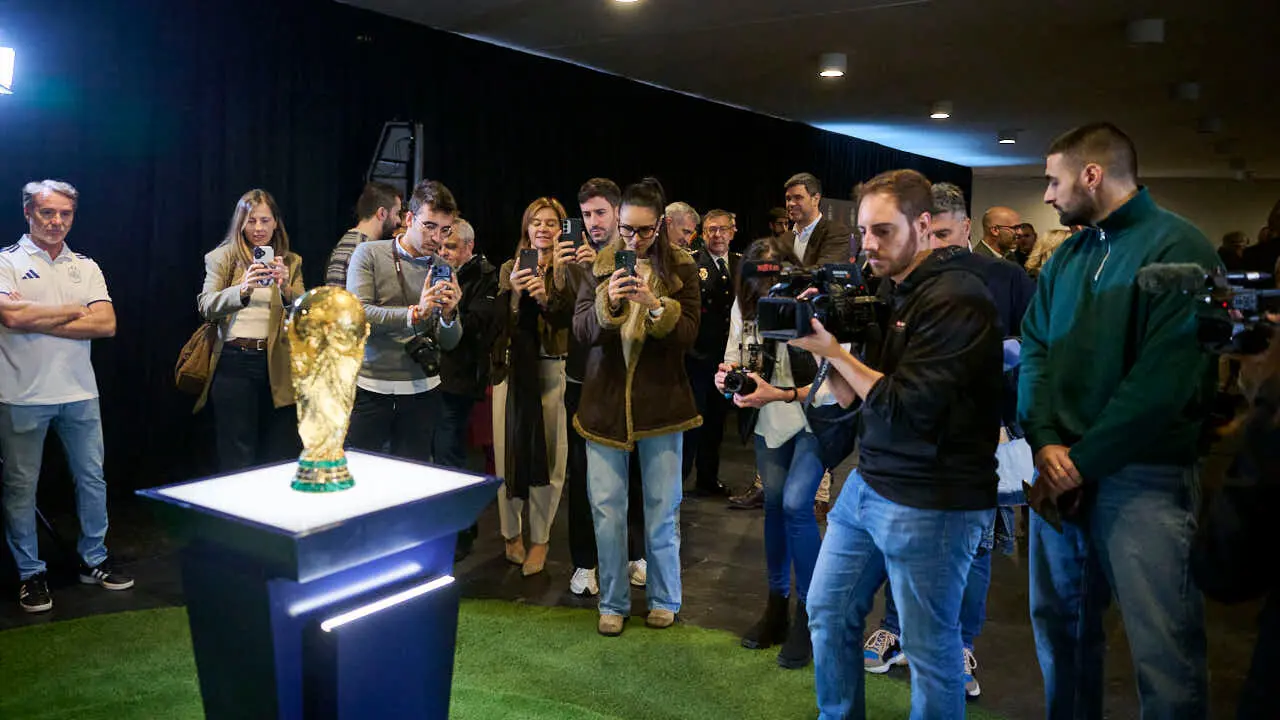 Inauguraci&oacute;n de la exposici&oacute;n 'Reyes del Mundo', organizada por la Real Federaci&oacute;n Espa&ntilde;ola de F&uacute;tbol (RFEF) en Baluarte. PABLO LASAOSA