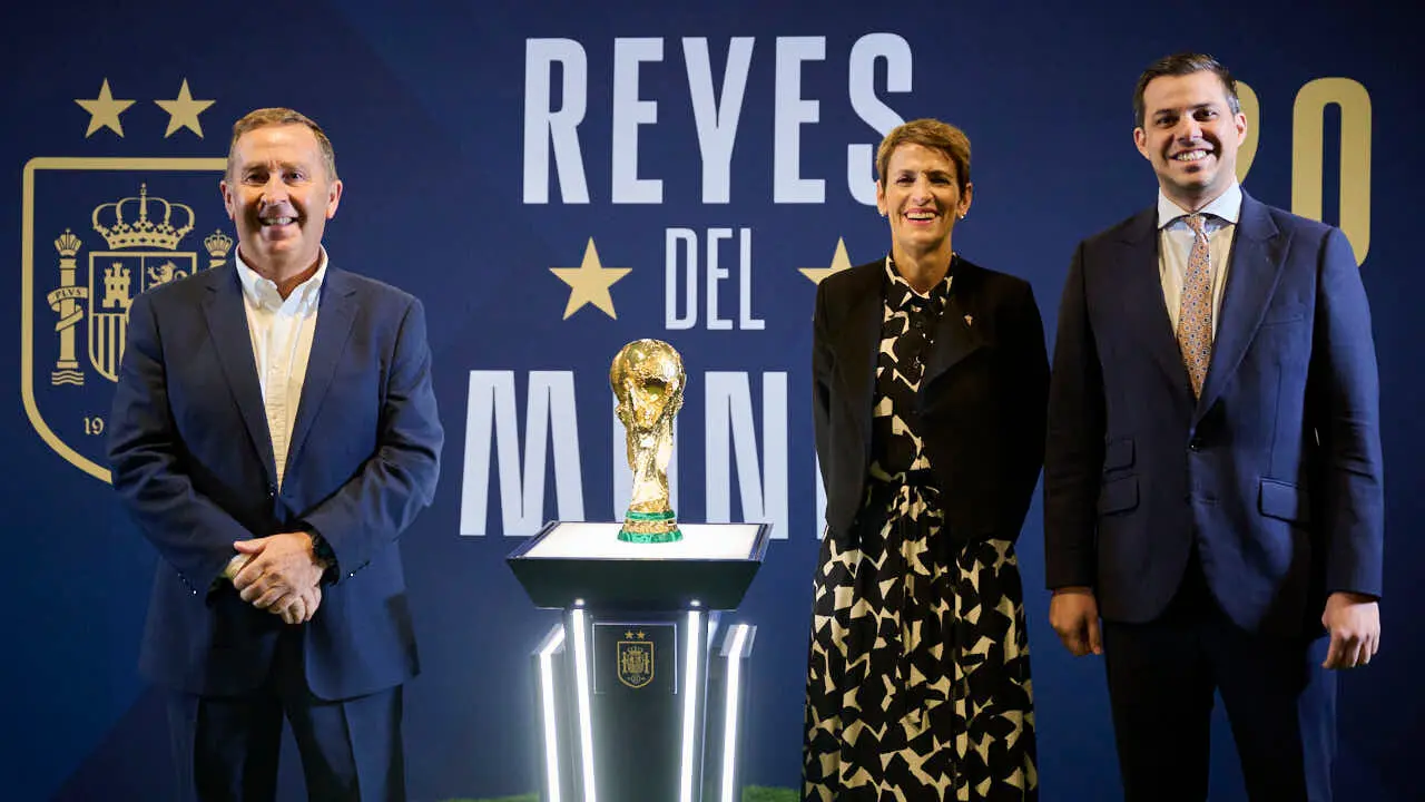 Inauguraci&oacute;n de la exposici&oacute;n 'Reyes del Mundo', organizada por la Real Federaci&oacute;n Espa&ntilde;ola de F&uacute;tbol (RFEF) en Baluarte. PABLO LASAOSA