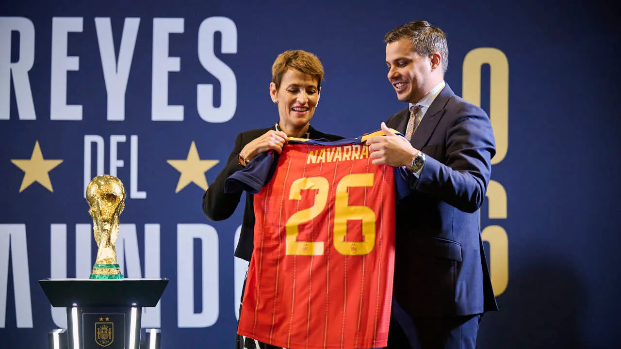 Inauguraci&oacute;n de la exposici&oacute;n 'Reyes del Mundo', organizada por la Real Federaci&oacute;n Espa&ntilde;ola de F&uacute;tbol (RFEF) en Baluarte. PABLO LASAOSA