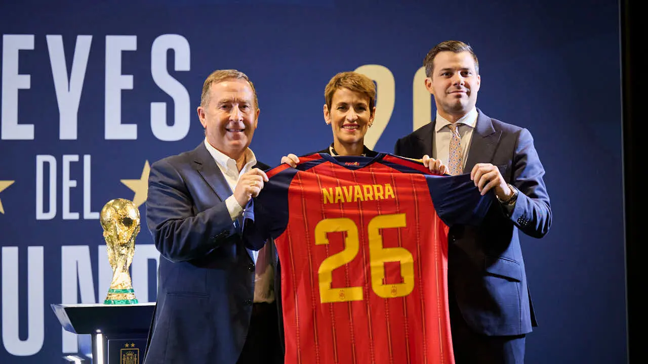 Inauguraci&oacute;n de la exposici&oacute;n 'Reyes del Mundo', organizada por la Real Federaci&oacute;n Espa&ntilde;ola de F&uacute;tbol (RFEF) en Baluarte. PABLO LASAOSA