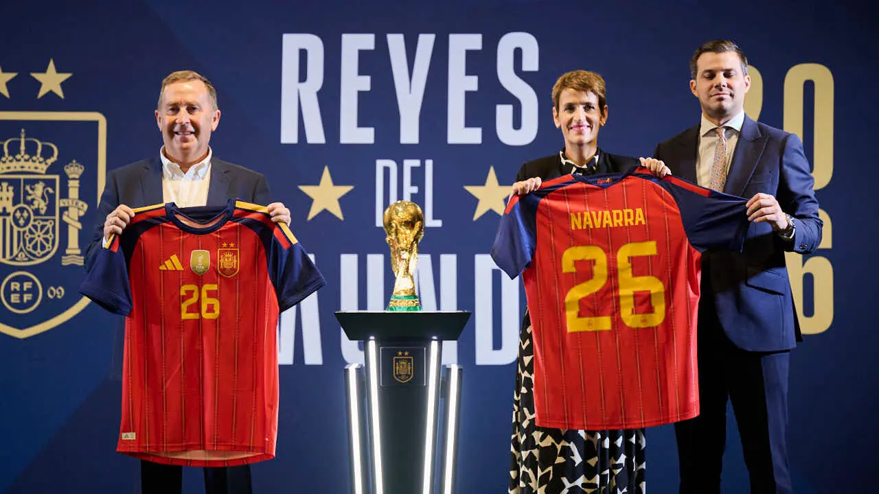 Inauguraci&oacute;n de la exposici&oacute;n 'Reyes del Mundo', organizada por la Real Federaci&oacute;n Espa&ntilde;ola de F&uacute;tbol (RFEF) en Baluarte. PABLO LASAOSA