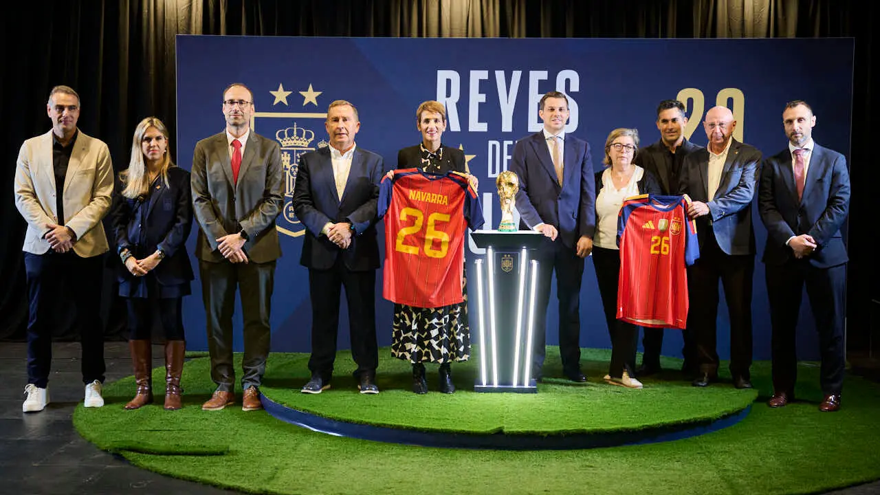 Inauguraci&oacute;n de la exposici&oacute;n 'Reyes del Mundo', organizada por la Real Federaci&oacute;n Espa&ntilde;ola de F&uacute;tbol (RFEF) en Baluarte. PABLO LASAOSA