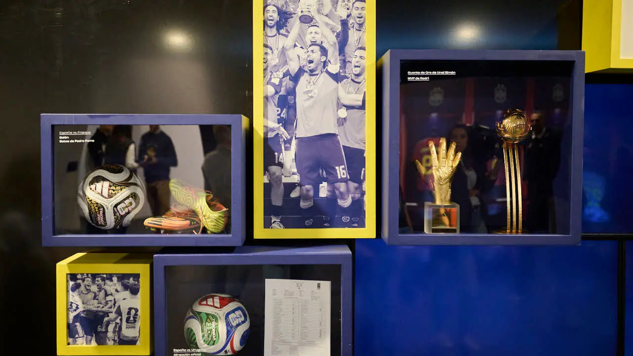 Inauguraci&oacute;n de la exposici&oacute;n 'Reyes del Mundo', organizada por la Real Federaci&oacute;n Espa&ntilde;ola de F&uacute;tbol (RFEF) en Baluarte. PABLO LASAOSA