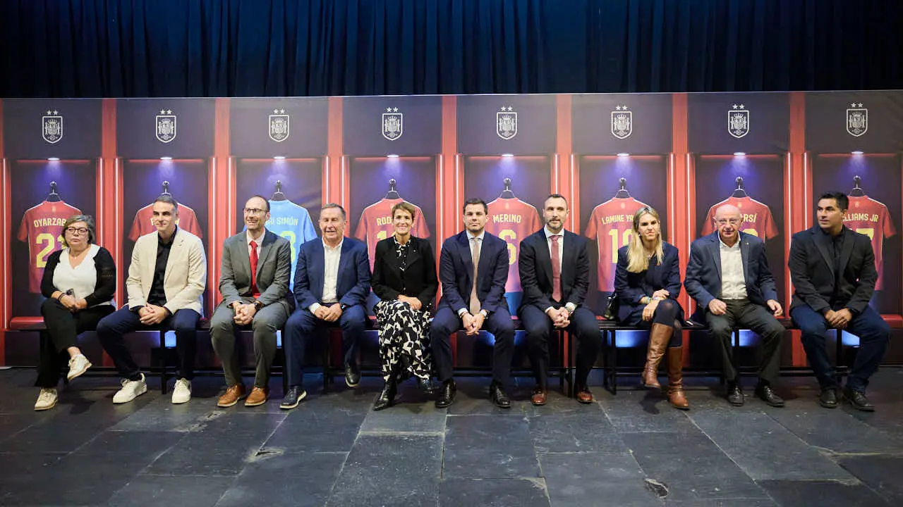Inauguraci&oacute;n de la exposici&oacute;n 'Reyes del Mundo', organizada por la Real Federaci&oacute;n Espa&ntilde;ola de F&uacute;tbol (RFEF) en Baluarte. PABLO LASAOSA