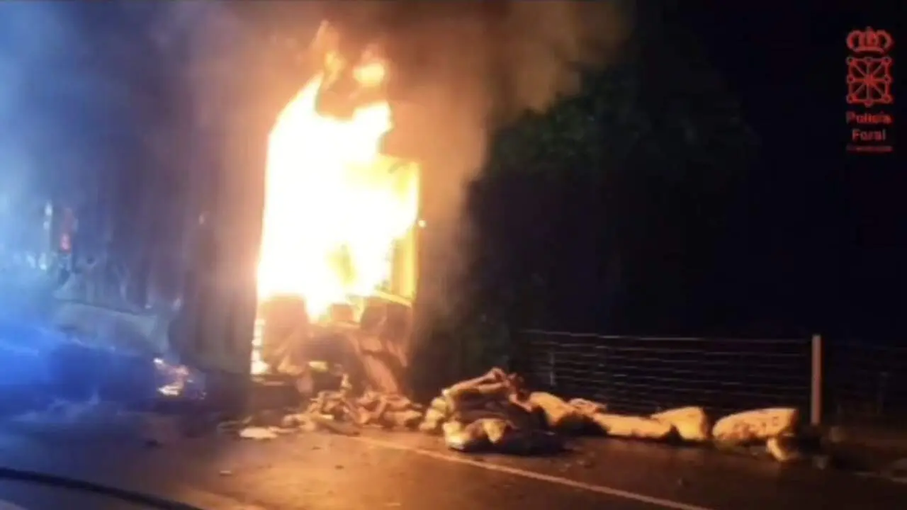 Imagen del cami&oacute;n incendiado