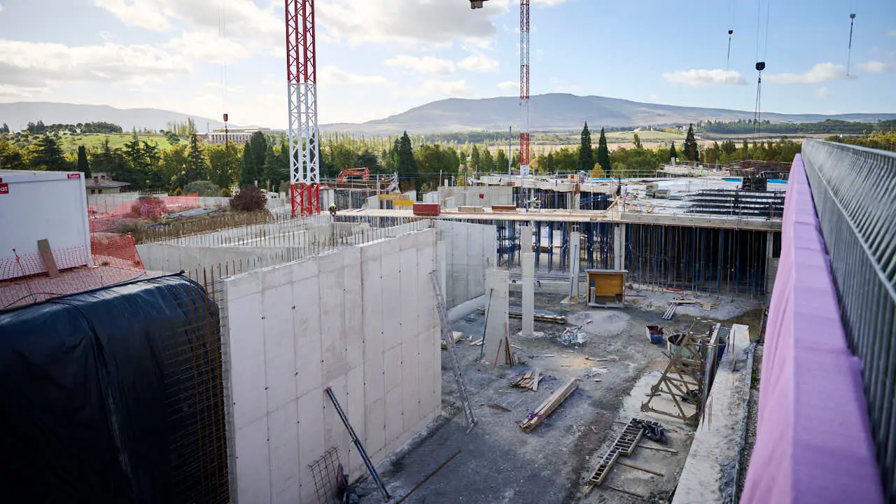 Colocaci&oacute;n de la primera piedra del edificio Bioma de la Universidad de Navarra, espacio multidisciplinar dedicado a la docencia y a la investigaci&oacute;n. PABLO LASAOSA