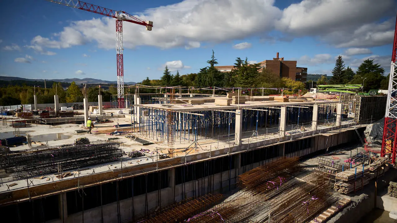 Colocaci&oacute;n de la primera piedra del edificio Bioma de la Universidad de Navarra, espacio multidisciplinar dedicado a la docencia y a la investigaci&oacute;n. PABLO LASAOSA