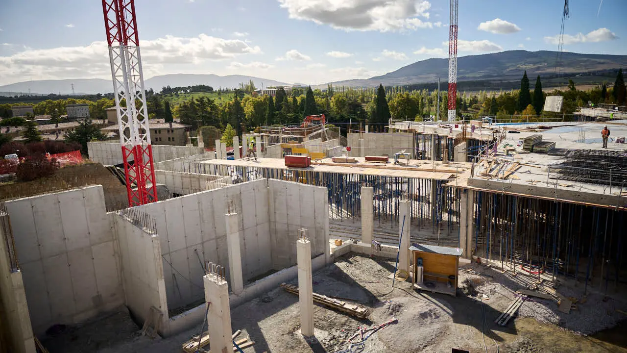 Colocaci&oacute;n de la primera piedra del edificio Bioma de la Universidad de Navarra, espacio multidisciplinar dedicado a la docencia y a la investigaci&oacute;n. PABLO LASAOSA