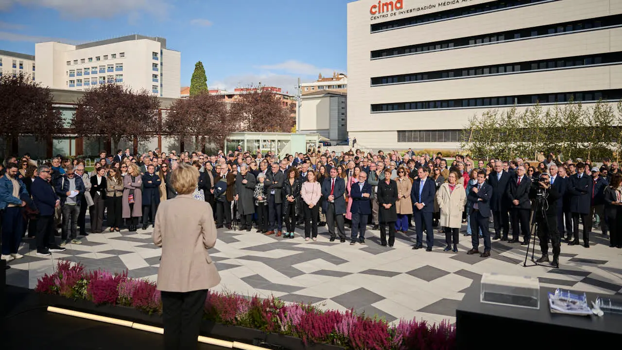 Colocaci&oacute;n de la primera piedra del edificio Bioma de la Universidad de Navarra, espacio multidisciplinar dedicado a la docencia y a la investigaci&oacute;n. PABLO LASAOSA