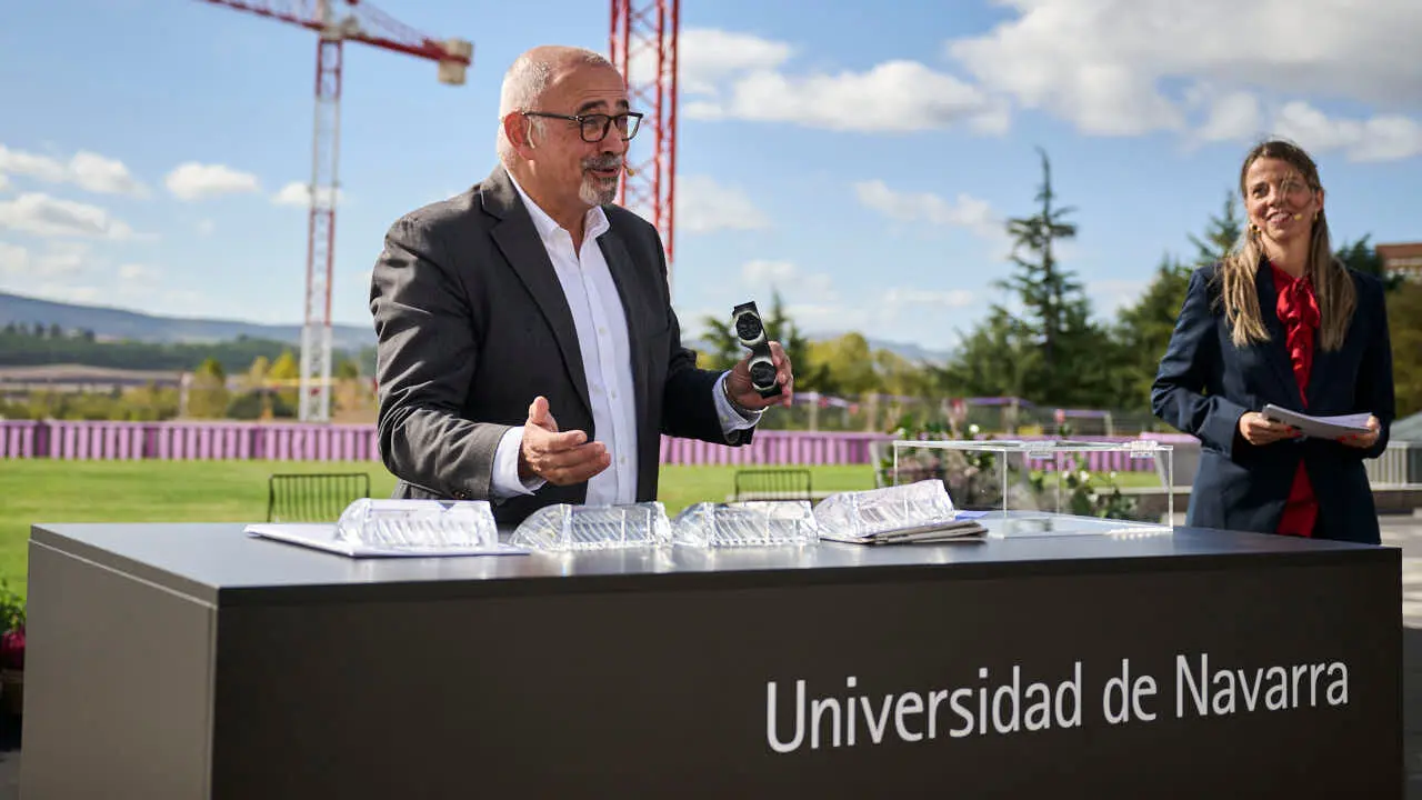 Colocaci&oacute;n de la primera piedra del edificio Bioma de la Universidad de Navarra, espacio multidisciplinar dedicado a la docencia y a la investigaci&oacute;n. PABLO LASAOSA