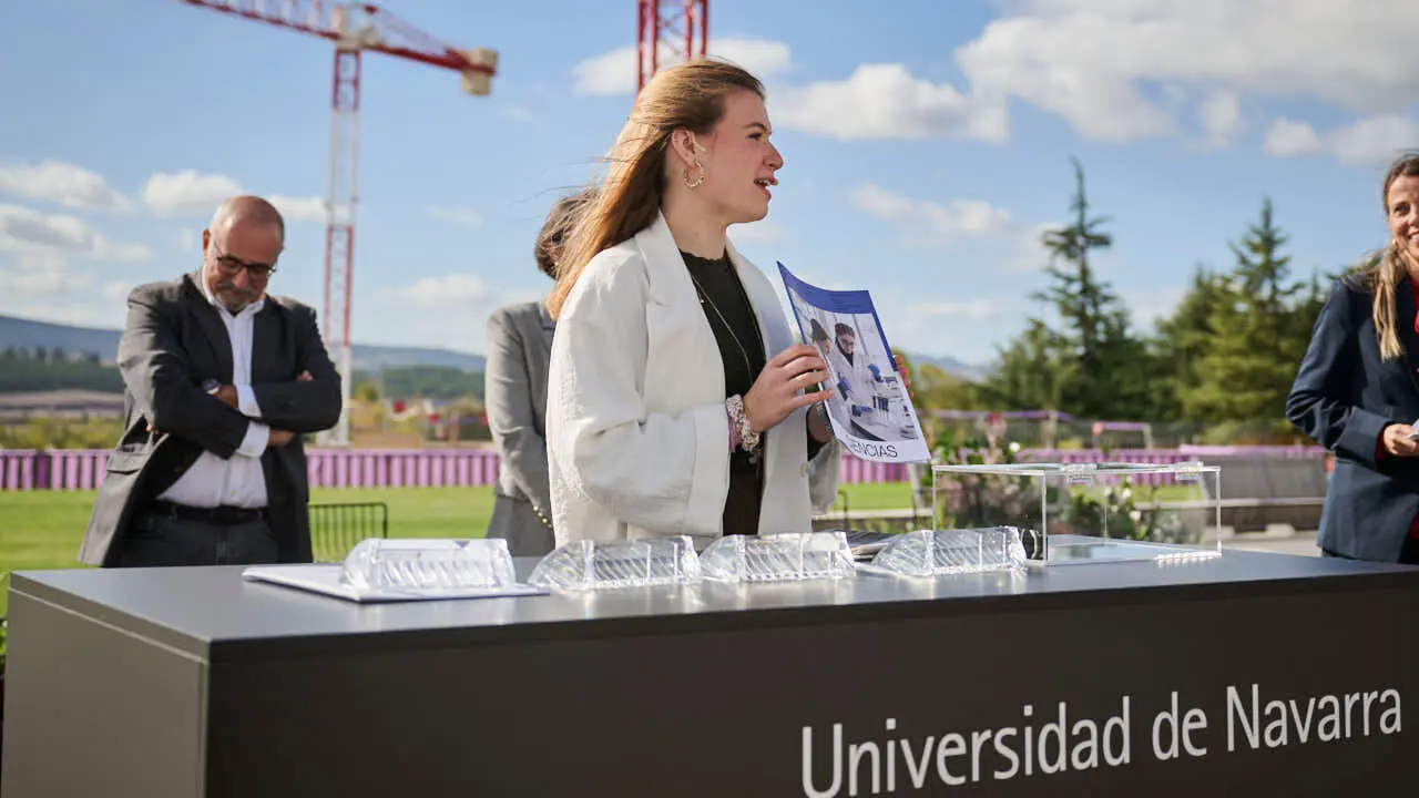 Colocaci&oacute;n de la primera piedra del edificio Bioma de la Universidad de Navarra, espacio multidisciplinar dedicado a la docencia y a la investigaci&oacute;n. PABLO LASAOSA