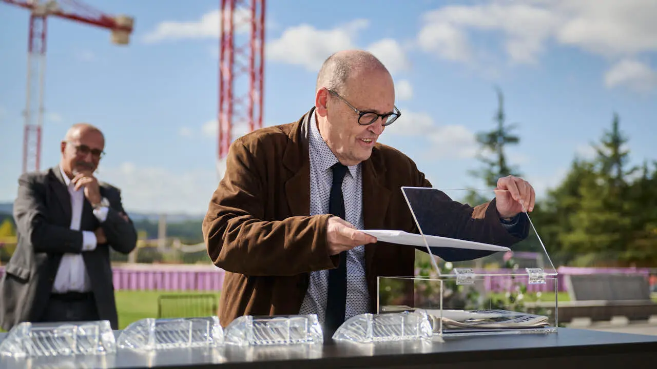 Colocaci&oacute;n de la primera piedra del edificio Bioma de la Universidad de Navarra, espacio multidisciplinar dedicado a la docencia y a la investigaci&oacute;n. PABLO LASAOSA