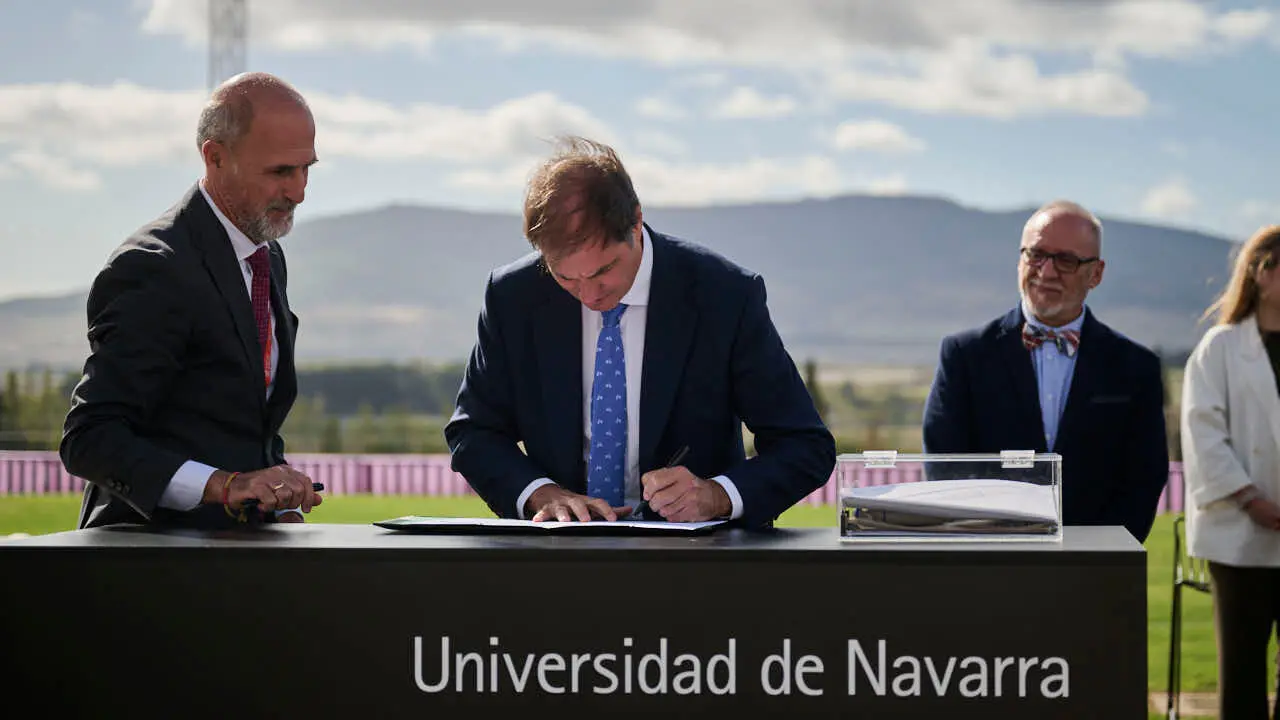Colocaci&oacute;n de la primera piedra del edificio Bioma de la Universidad de Navarra, espacio multidisciplinar dedicado a la docencia y a la investigaci&oacute;n. PABLO LASAOSA