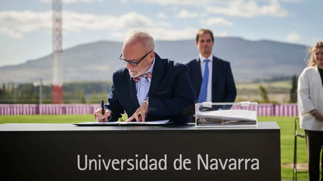 Colocaci&oacute;n de la primera piedra del edificio Bioma de la Universidad de Navarra, espacio multidisciplinar dedicado a la docencia y a la investigaci&oacute;n. PABLO LASAOSA