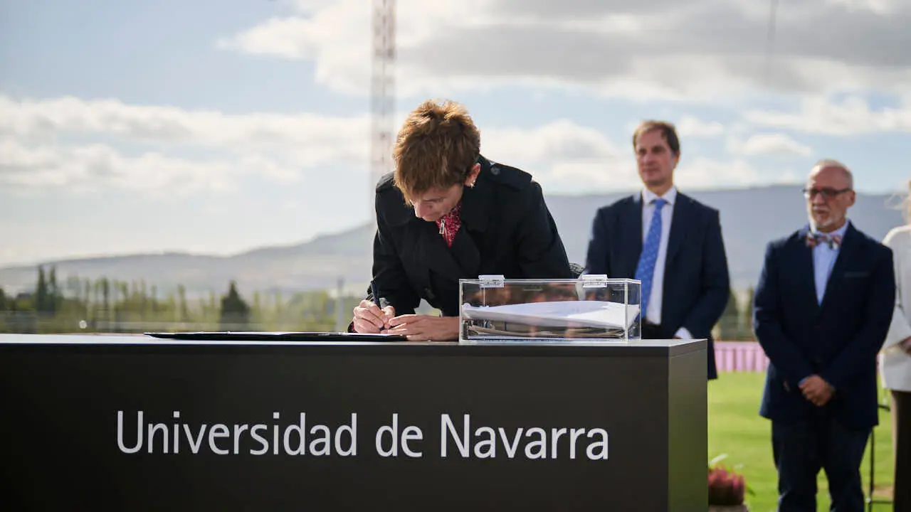 Colocaci&oacute;n de la primera piedra del edificio Bioma de la Universidad de Navarra, espacio multidisciplinar dedicado a la docencia y a la investigaci&oacute;n. PABLO LASAOSA