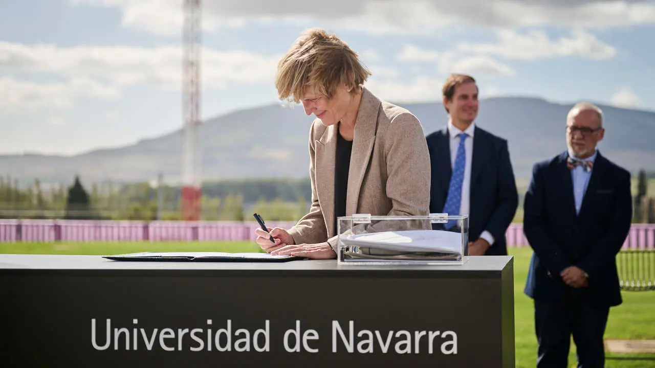 Colocaci&oacute;n de la primera piedra del edificio Bioma de la Universidad de Navarra, espacio multidisciplinar dedicado a la docencia y a la investigaci&oacute;n. PABLO LASAOSA