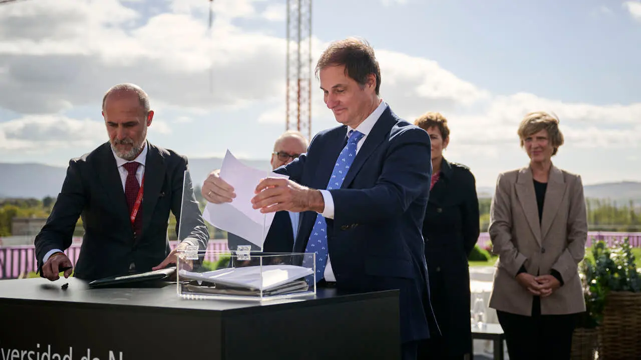 Colocaci&oacute;n de la primera piedra del edificio Bioma de la Universidad de Navarra, espacio multidisciplinar dedicado a la docencia y a la investigaci&oacute;n. PABLO LASAOSA