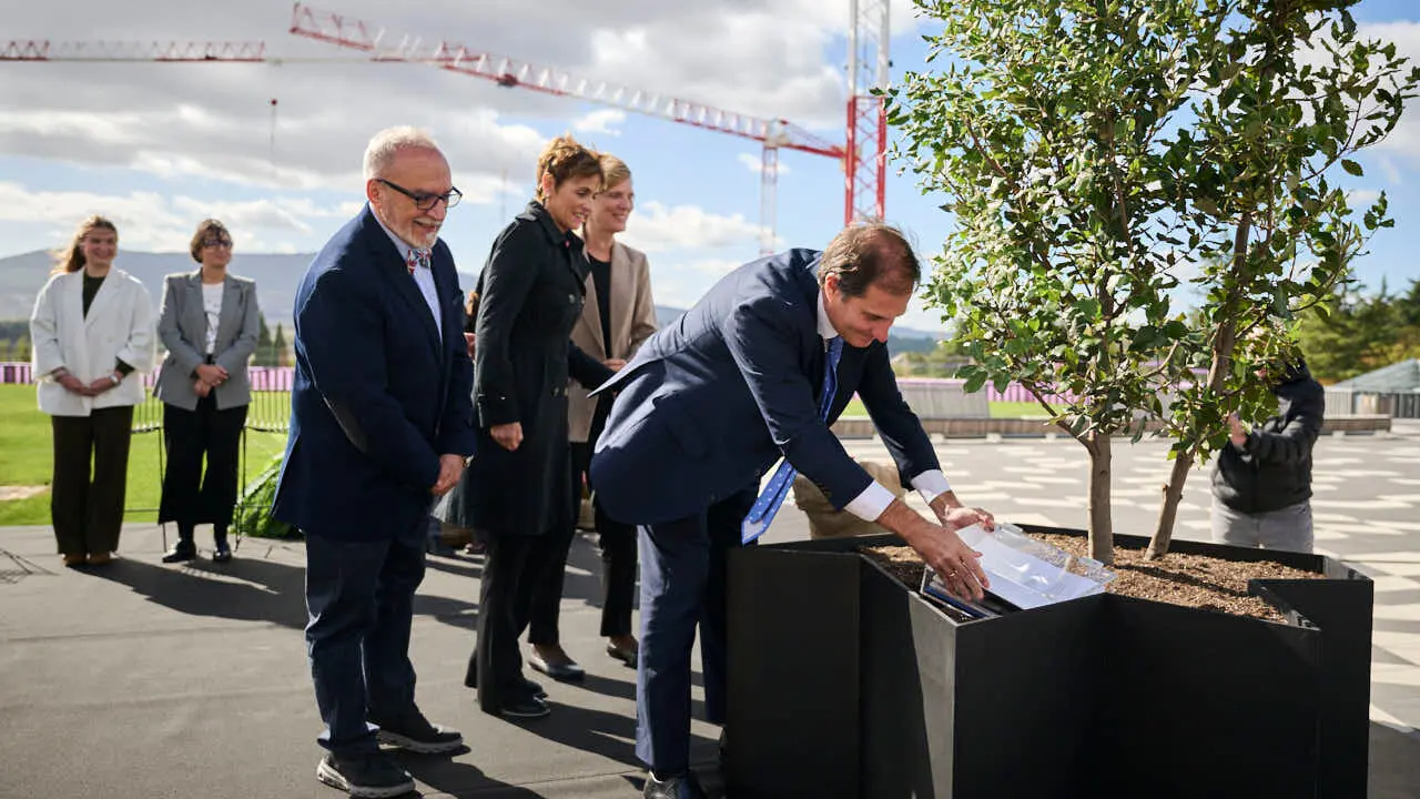 Colocaci&oacute;n de la primera piedra del edificio Bioma de la Universidad de Navarra, espacio multidisciplinar dedicado a la docencia y a la investigaci&oacute;n. PABLO LASAOSA