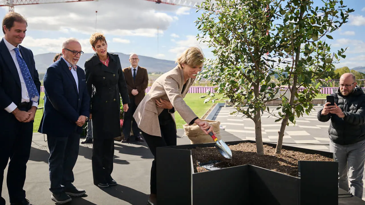 Colocaci&oacute;n de la primera piedra del edificio Bioma de la Universidad de Navarra, espacio multidisciplinar dedicado a la docencia y a la investigaci&oacute;n. PABLO LASAOSA