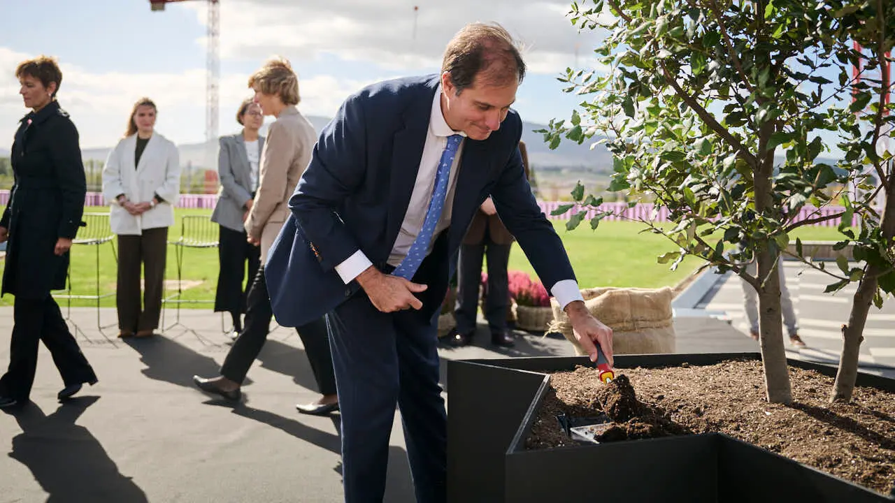 Colocaci&oacute;n de la primera piedra del edificio Bioma de la Universidad de Navarra, espacio multidisciplinar dedicado a la docencia y a la investigaci&oacute;n. PABLO LASAOSA