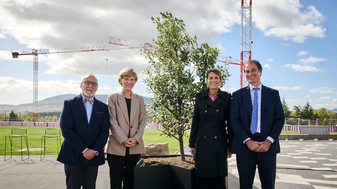 Colocaci&oacute;n de la primera piedra del edificio Bioma de la Universidad de Navarra, espacio multidisciplinar dedicado a la docencia y a la investigaci&oacute;n. PABLO LASAOSA