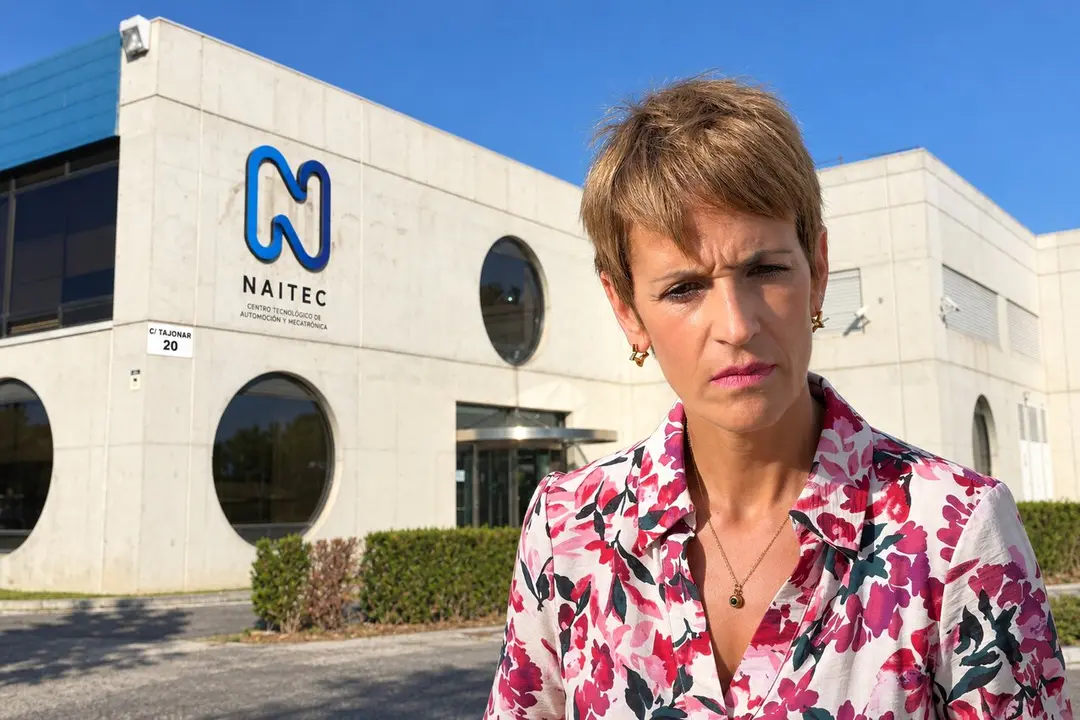Fotomontaje de Mar&iacute;a Chivite ante la sede de Naitec en Pamplona.
