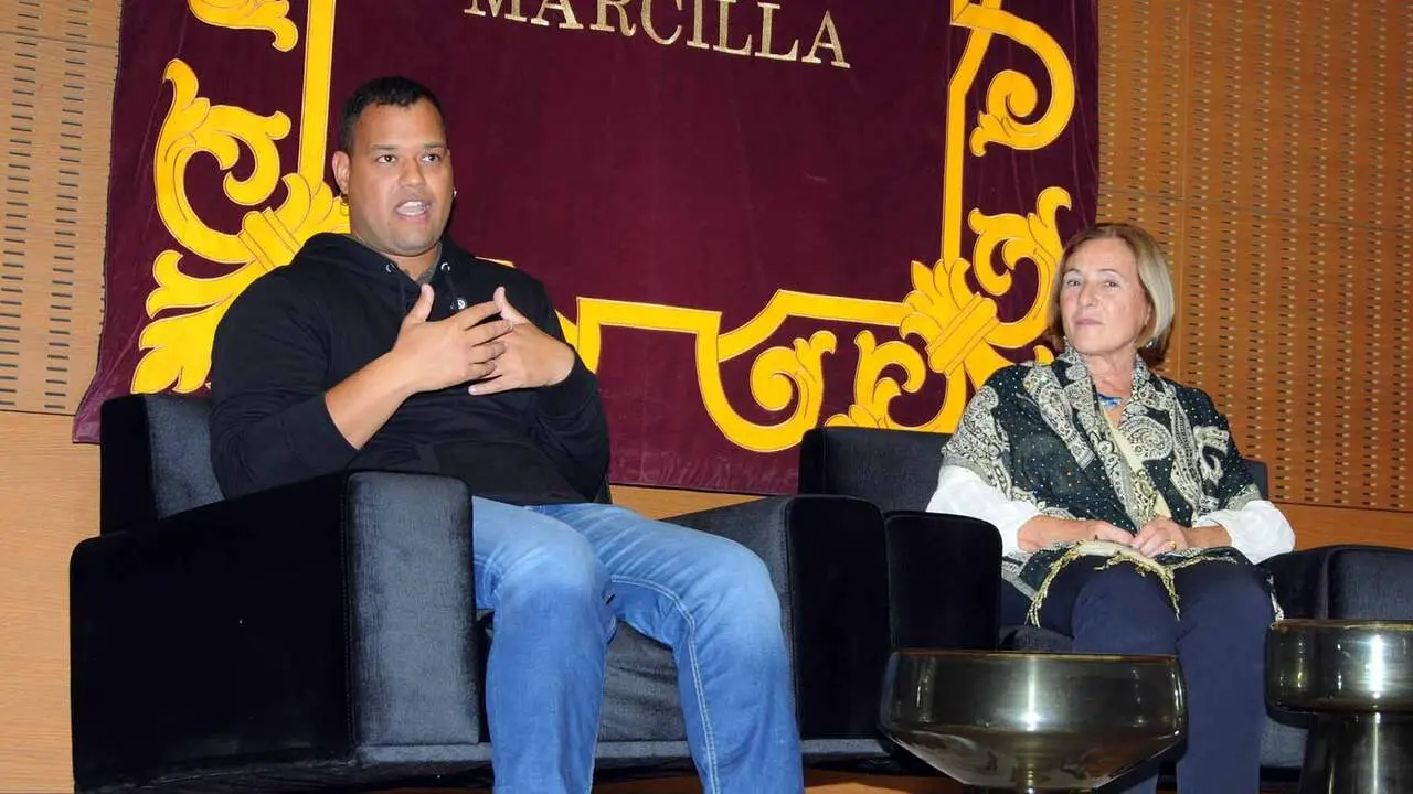 La conocida periodista navarra Helena Resano en la sexta edici&oacute;n del Festival Literario Mi Pueblo Lee, celebrado en Marcilla. AMAYA LUQUI (1)