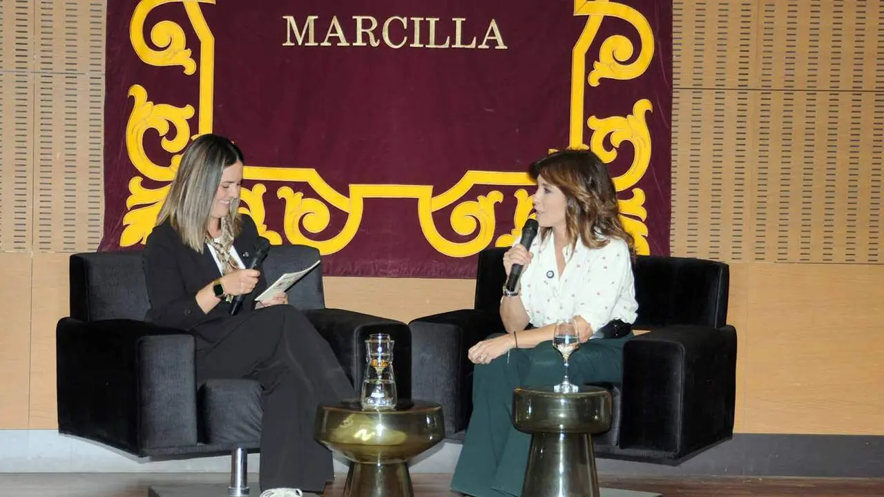La conocida periodista navarra Helena Resano en la sexta edici&oacute;n del Festival Literario Mi Pueblo Lee, celebrado en Marcilla. AMAYA LUQUI (4)