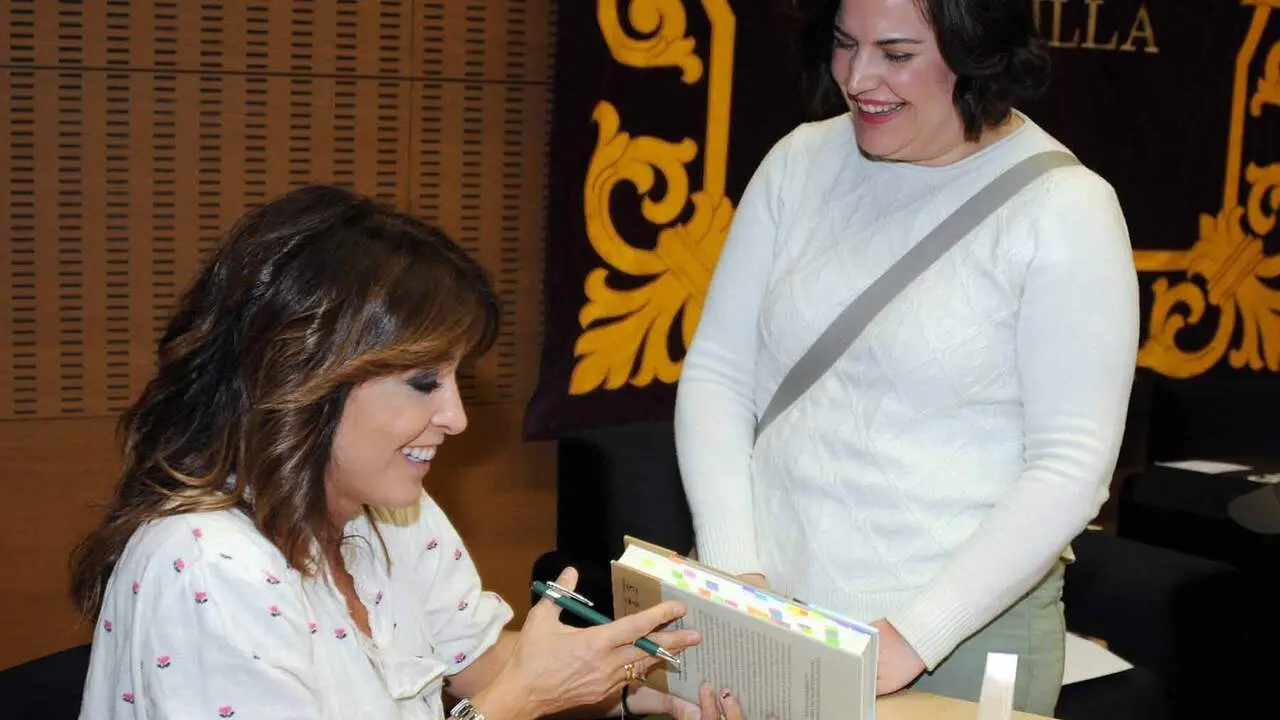 La conocida periodista navarra Helena Resano en la sexta edici&oacute;n del Festival Literario Mi Pueblo Lee, celebrado en Marcilla. AMAYA LUQUI (16)