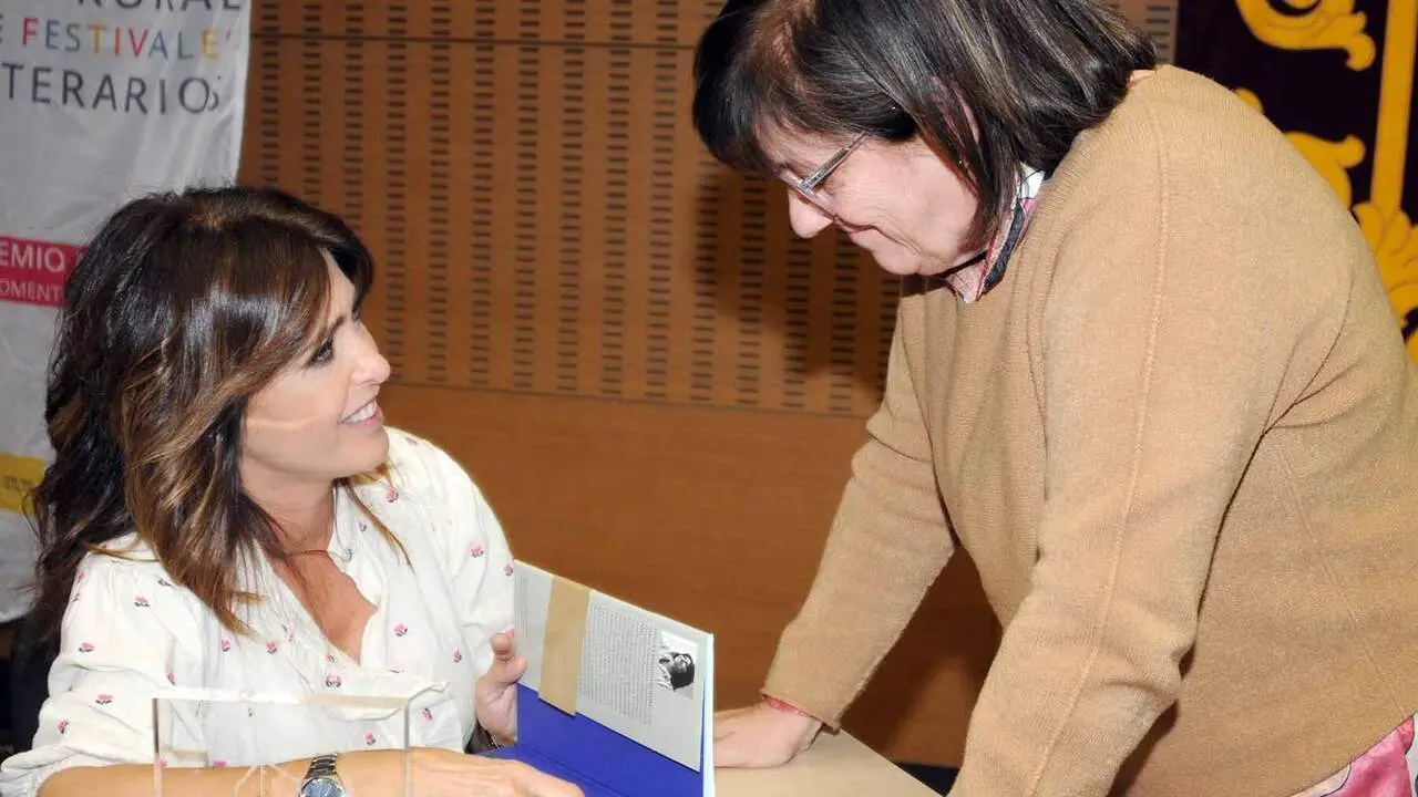 La conocida periodista navarra Helena Resano en la sexta edici&oacute;n del Festival Literario Mi Pueblo Lee, celebrado en Marcilla. AMAYA LUQUI (24)