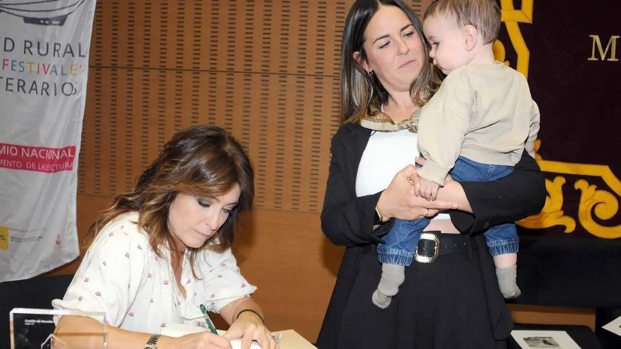 La conocida periodista navarra Helena Resano en la sexta edici&oacute;n del Festival Literario Mi Pueblo Lee, celebrado en Marcilla. AMAYA LUQUI (27)
