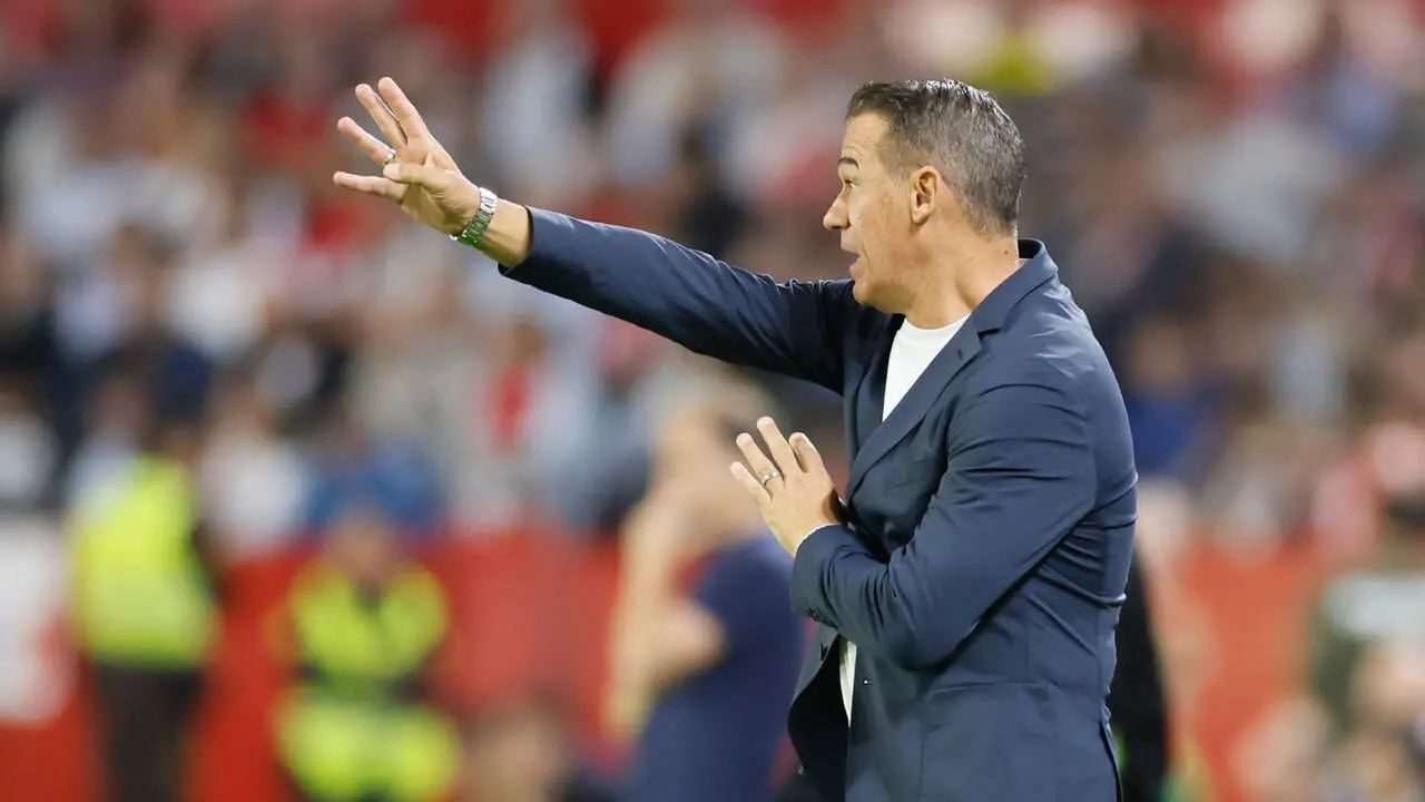 El entrenador del Sevilla, Luis Garc&iacute;a Plaza, durante el encuentro de la jornada 10 de LaLiga que Sevilla FC y Atl&eacute;tico Osasuna disputan este lunes en el estadio S&aacute;nchez-Pizju&aacute;n, en Sevilla. EFE / Jos&eacute; Manuel Vidal.