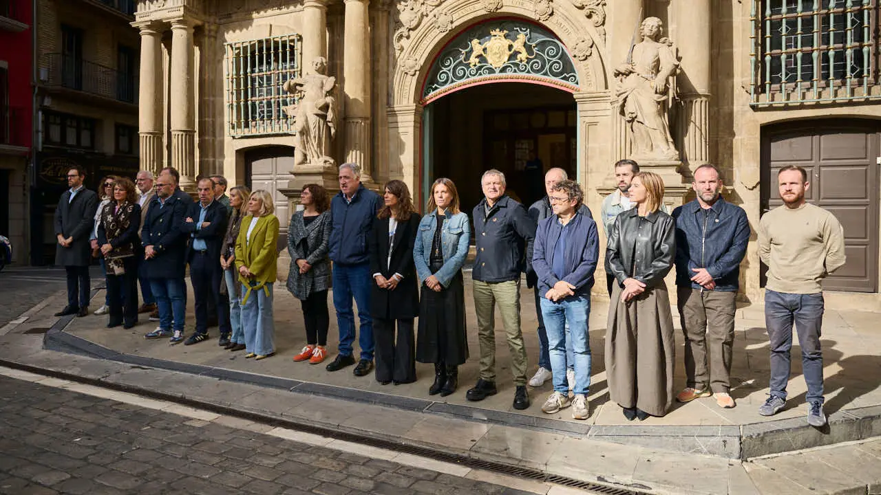 Concentraci&oacute;n convocada por el Ayuntamiento de Pamplona en se&ntilde;al de duelo y solidaridad con las v&iacute;ctimas del accidente ferroviario de Urda (Toledo). PABLO LASAOSA