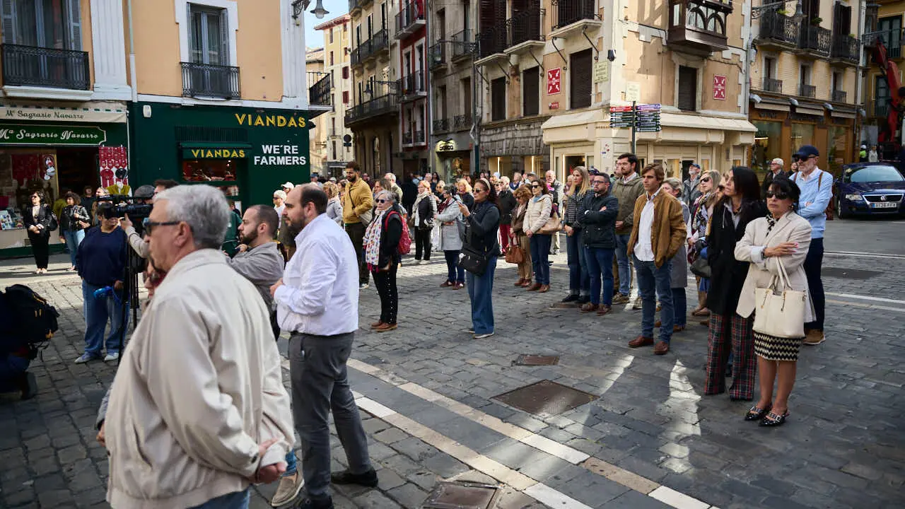 Concentraci&oacute;n convocada por el Ayuntamiento de Pamplona en se&ntilde;al de duelo y solidaridad con las v&iacute;ctimas del accidente ferroviario de Urda (Toledo). PABLO LASAOSA