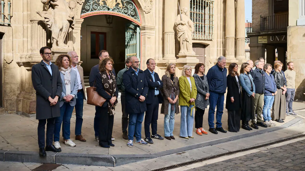 Concentraci&oacute;n convocada por el Ayuntamiento de Pamplona en se&ntilde;al de duelo y solidaridad con las v&iacute;ctimas del accidente ferroviario de Urda (Toledo). PABLO LASAOSA