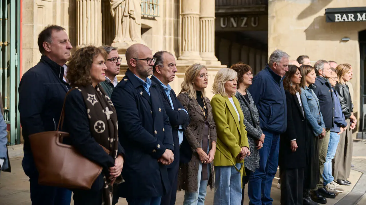 Concentraci&oacute;n convocada por el Ayuntamiento de Pamplona en se&ntilde;al de duelo y solidaridad con las v&iacute;ctimas del accidente ferroviario de Urda (Toledo). PABLO LASAOSA