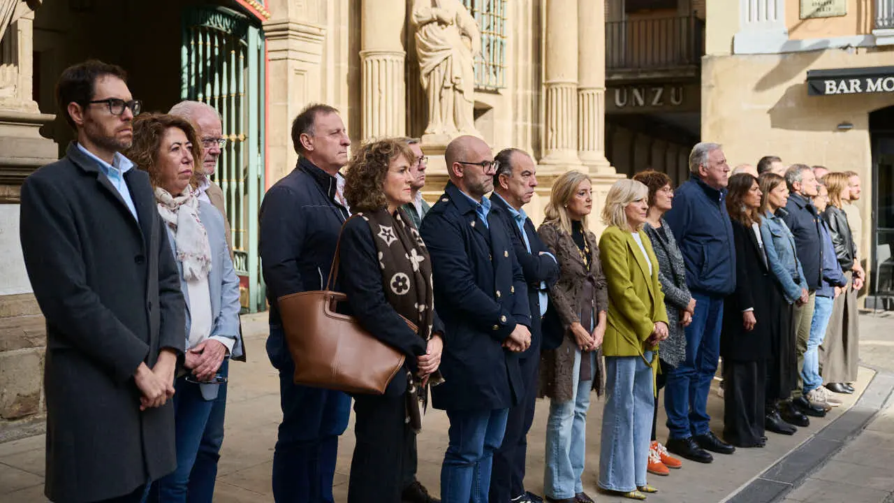 Concentraci&oacute;n convocada por el Ayuntamiento de Pamplona en se&ntilde;al de duelo y solidaridad con las v&iacute;ctimas del accidente ferroviario de Urda (Toledo). PABLO LASAOSA